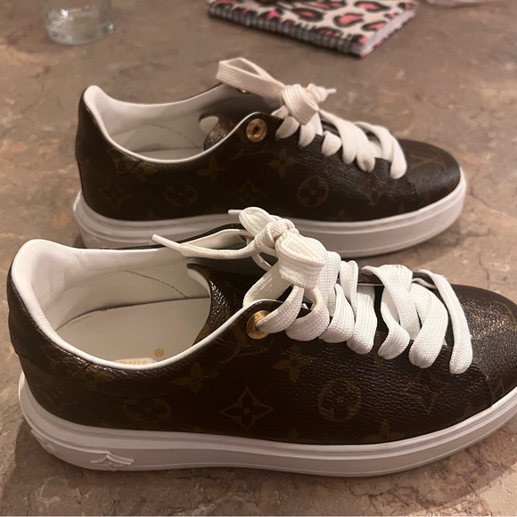 Louis Vuitton authentic sneakers size 7 - Picture 2 of 8